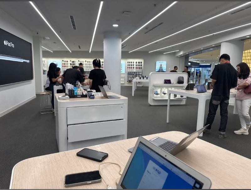 Offline Store iBox store di Senayan City.