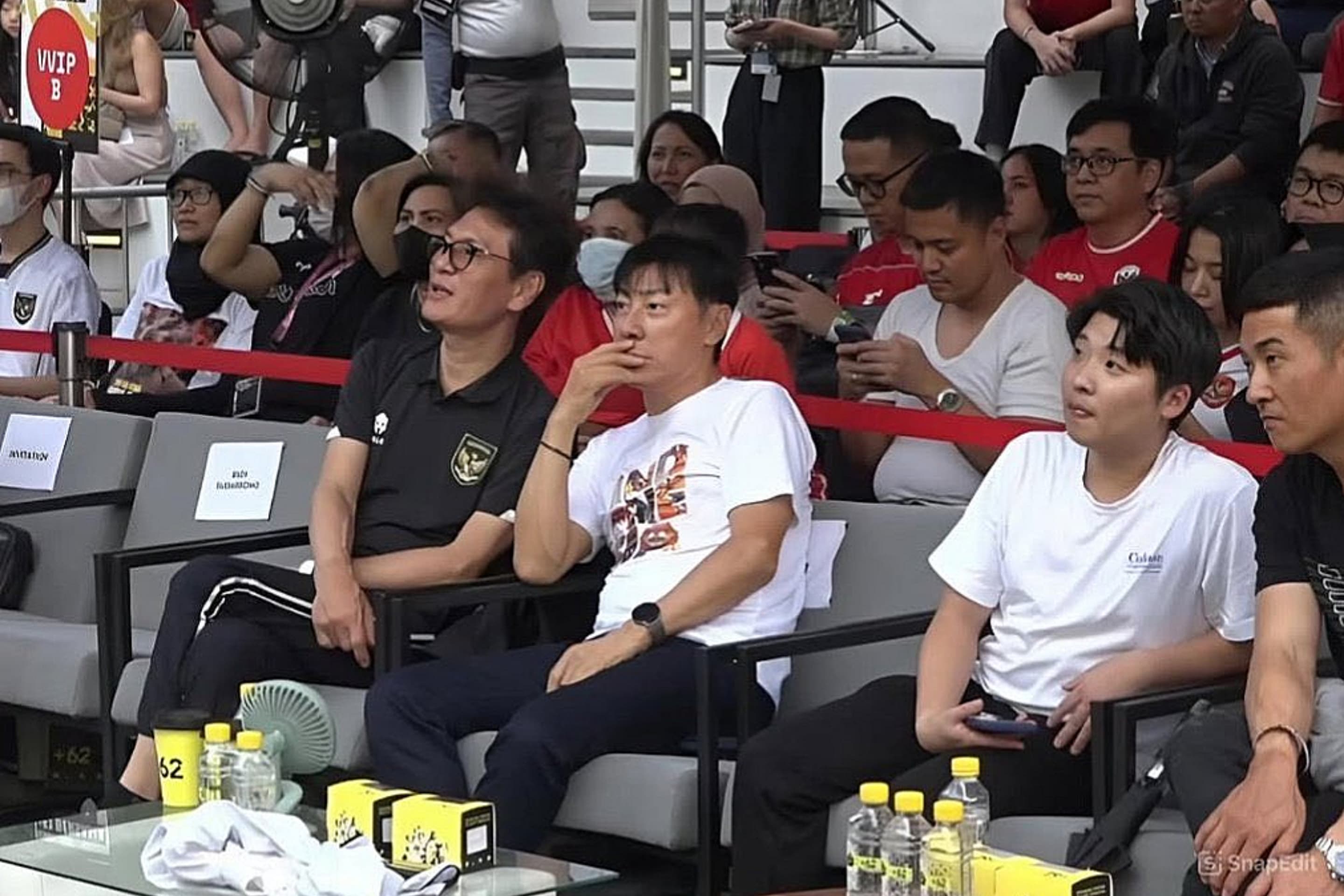 Shin Tae-yong (Tengah) saat menyaksikan pertandingan sepak bola Timnas Indonesia VS Australia Kualifikasi Piala Dunia 2025.