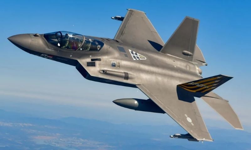 Kepala Staf Angkatan Udara Korea Selatan, Jenderal Angkatan Udara Lee Young-su, melaksanakan uji terbang pertama untuk jet tempur siluman generasi ke-4.5 KF-21 Boramae varian dua kursi.