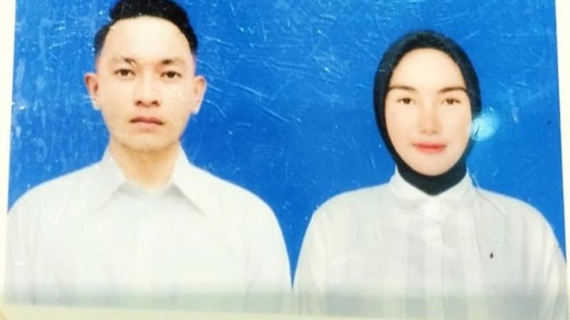 Foto TNI Angkatan Laut (pelaku) dengan jurnalis J (korban).