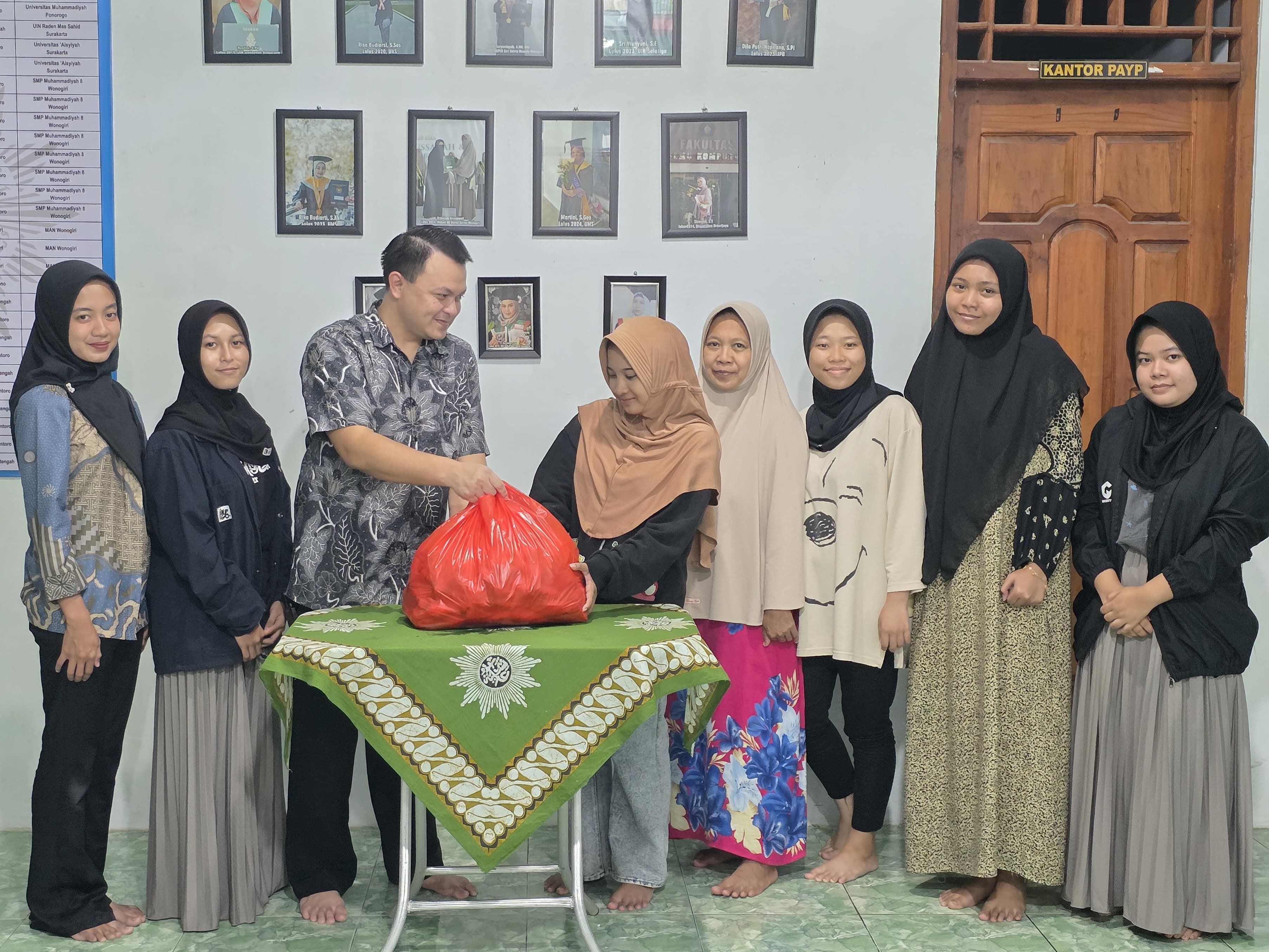 Kanjeng Pangeran Setiawan Bagikan Puluhan Kilogram Ikan Segar ke Panti Asuhan