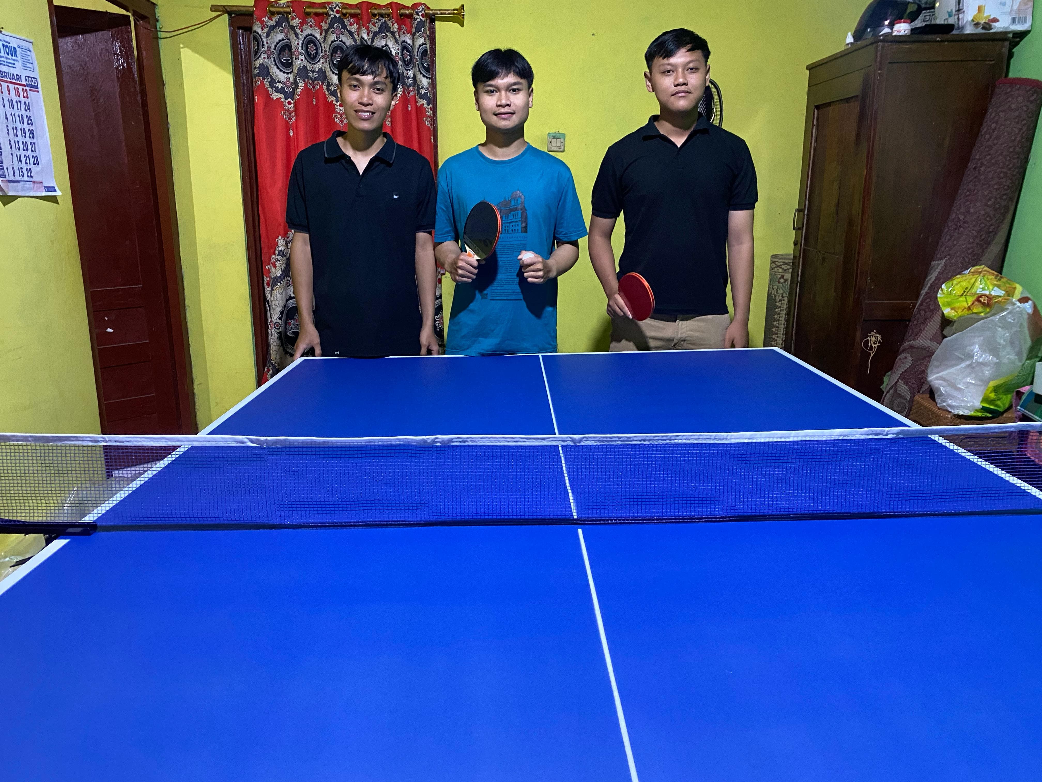 Welly Cakep Moerza (kiri) didampingi pengurus IPPSI Karanggawang, Ananda Dzaky Agus Pratama (tengah) dan Edward Suseno usai menerima bantuan meja pingpong.