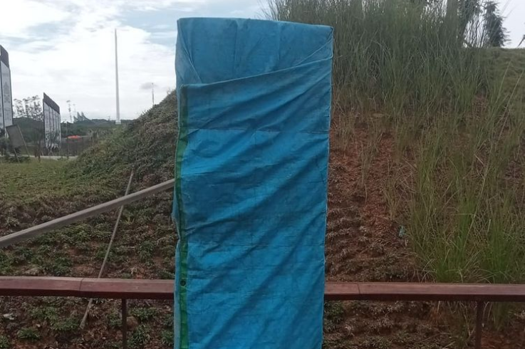 Tugu Titik Nol IKN sudah ditutup terpal biru.