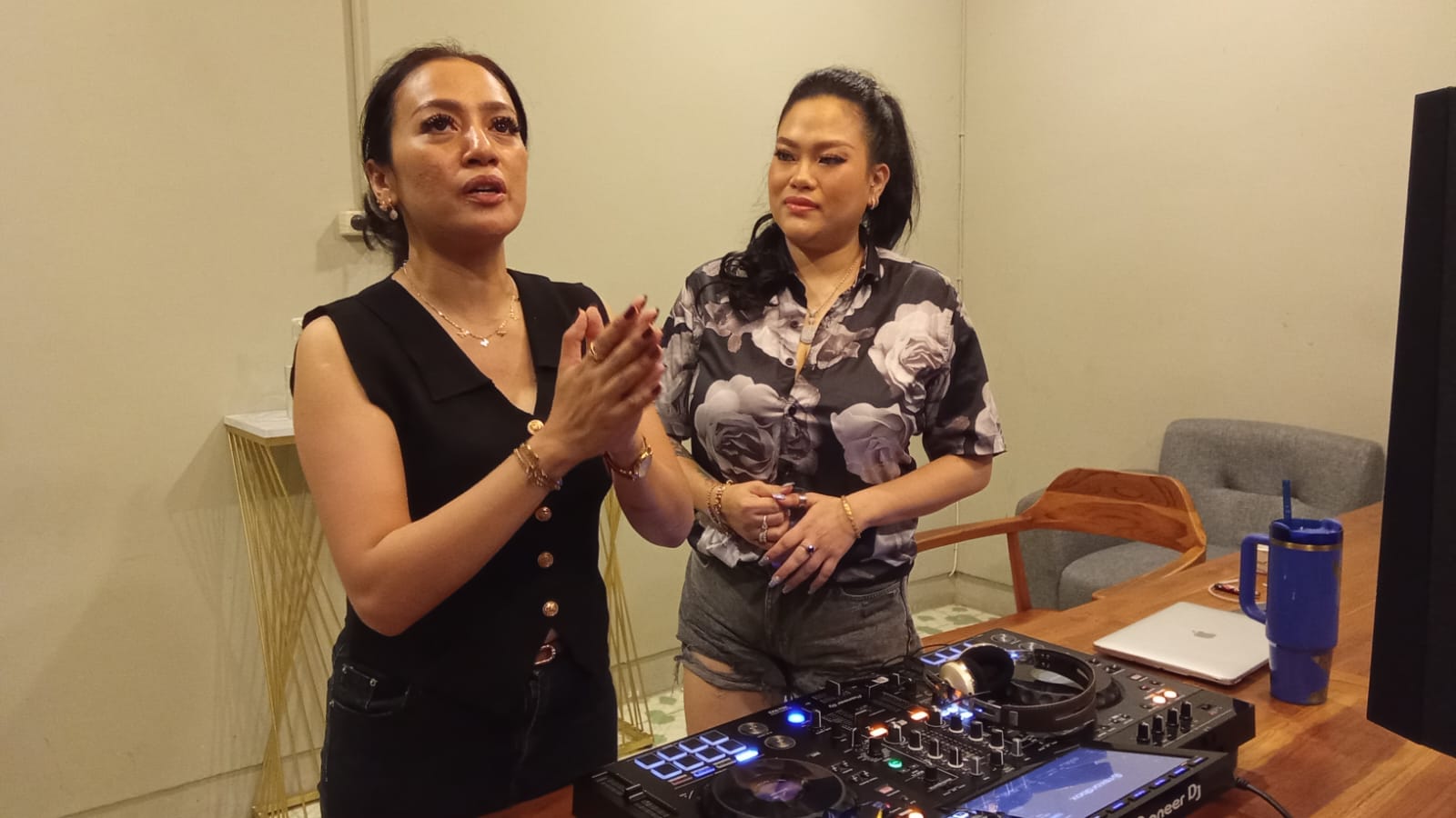 Owner Djiwa Coffe Dyani Hasanah (kiri) bersama DJ Irene Guerrero