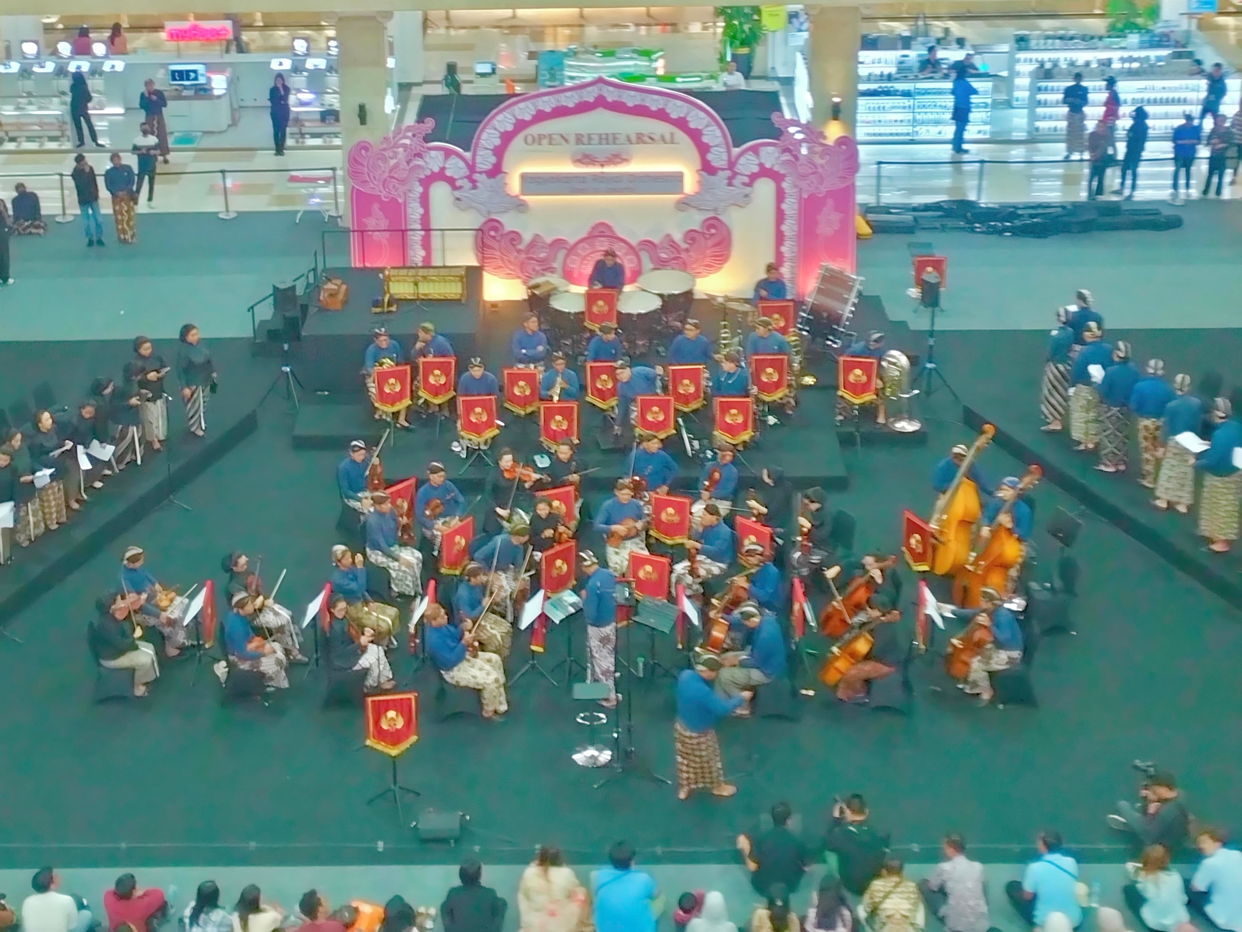 Open Rehearsal Yogyakarta Royal Orchestra di Main Atrium, Ambarrukmo Plaza.