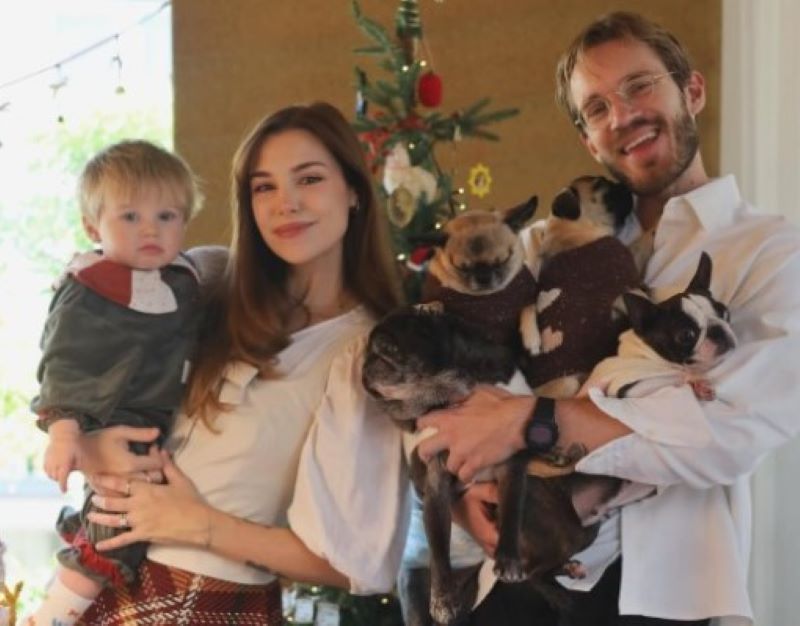 Felix Kjellberg bersama keluarganya.