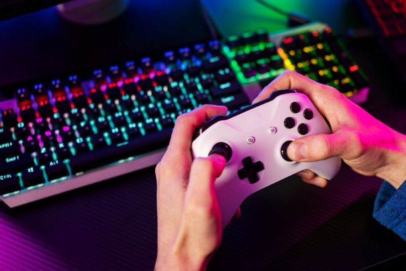 Seseorang sedang memegang joystick.