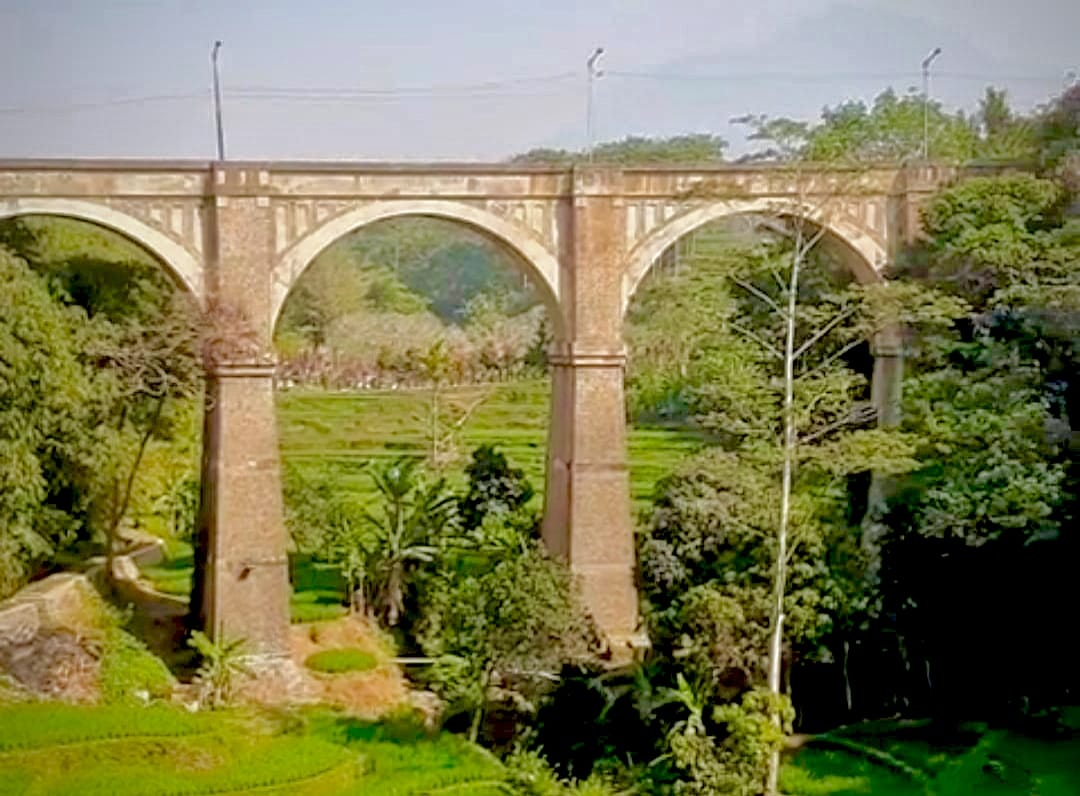 Jembatan dengan bentuk seperti cincin buatan perusahaan kereta api Belanda Staatsspoorwegen (SS) pada tahun 1917-1918.