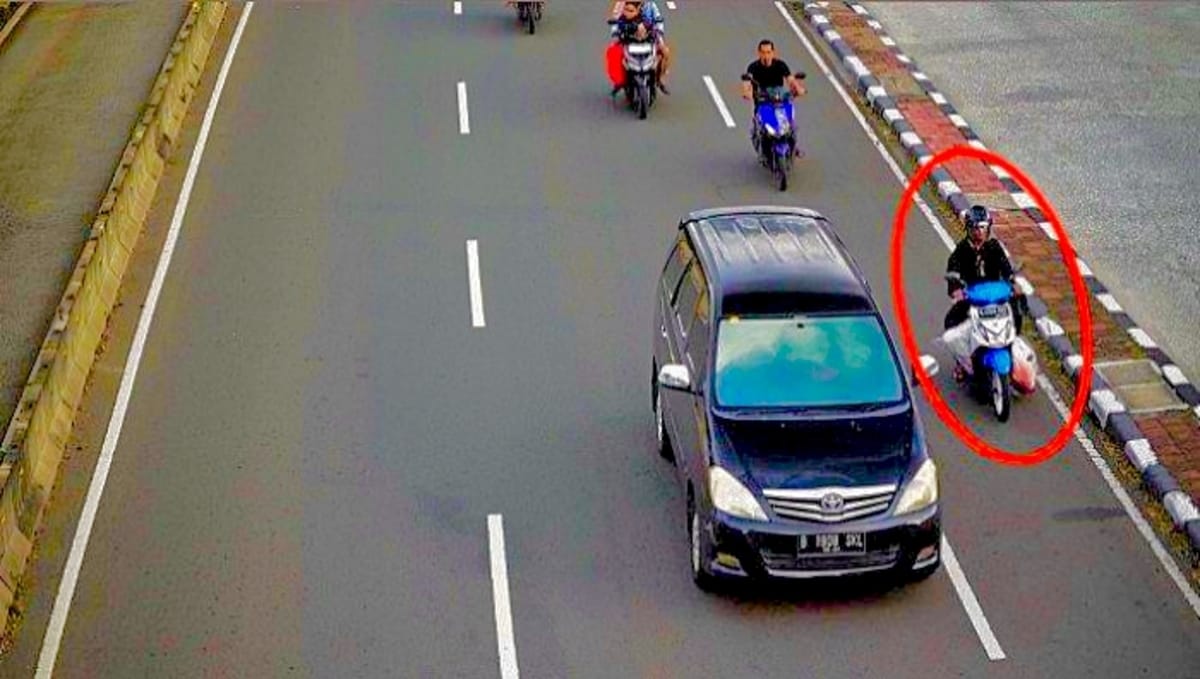 Pembunuh pria di Tangerang terekam CCTV membawa mayat korban pakai motor. (Foto: dok. Istimewa)