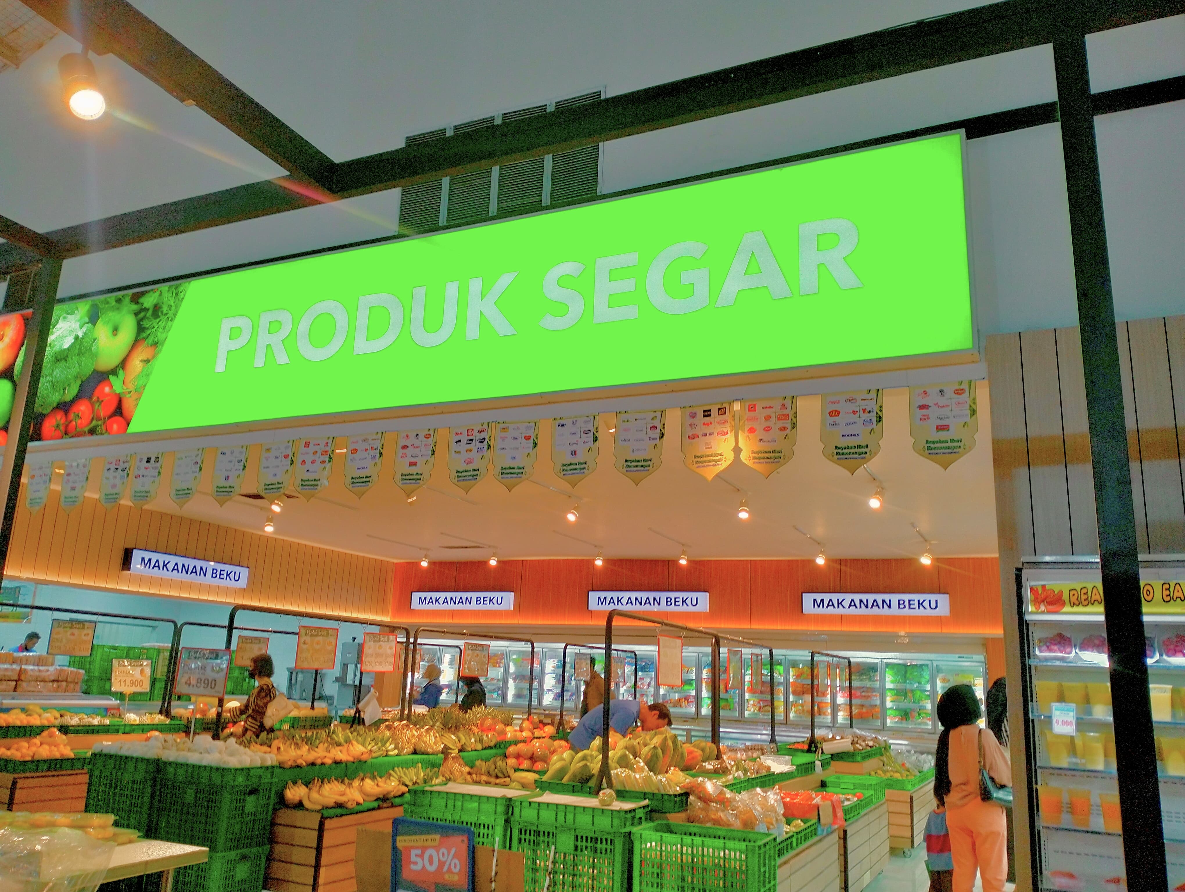 Bagian depan area &ldquo;Produk Segar&rdquo; di Indogrosir Yogyakarta yang menyajikan berbagai macam buah dan sayuran. Tampak pengunjung sedang memilih produk segar yang tersusun rapi.