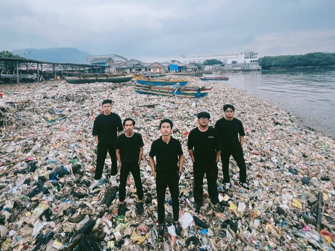 Pendawara yang tengah mengobatkan Pantai Terkotor Nomor 2 di Indonesia (Foto: Instagram @pandawaragroup)