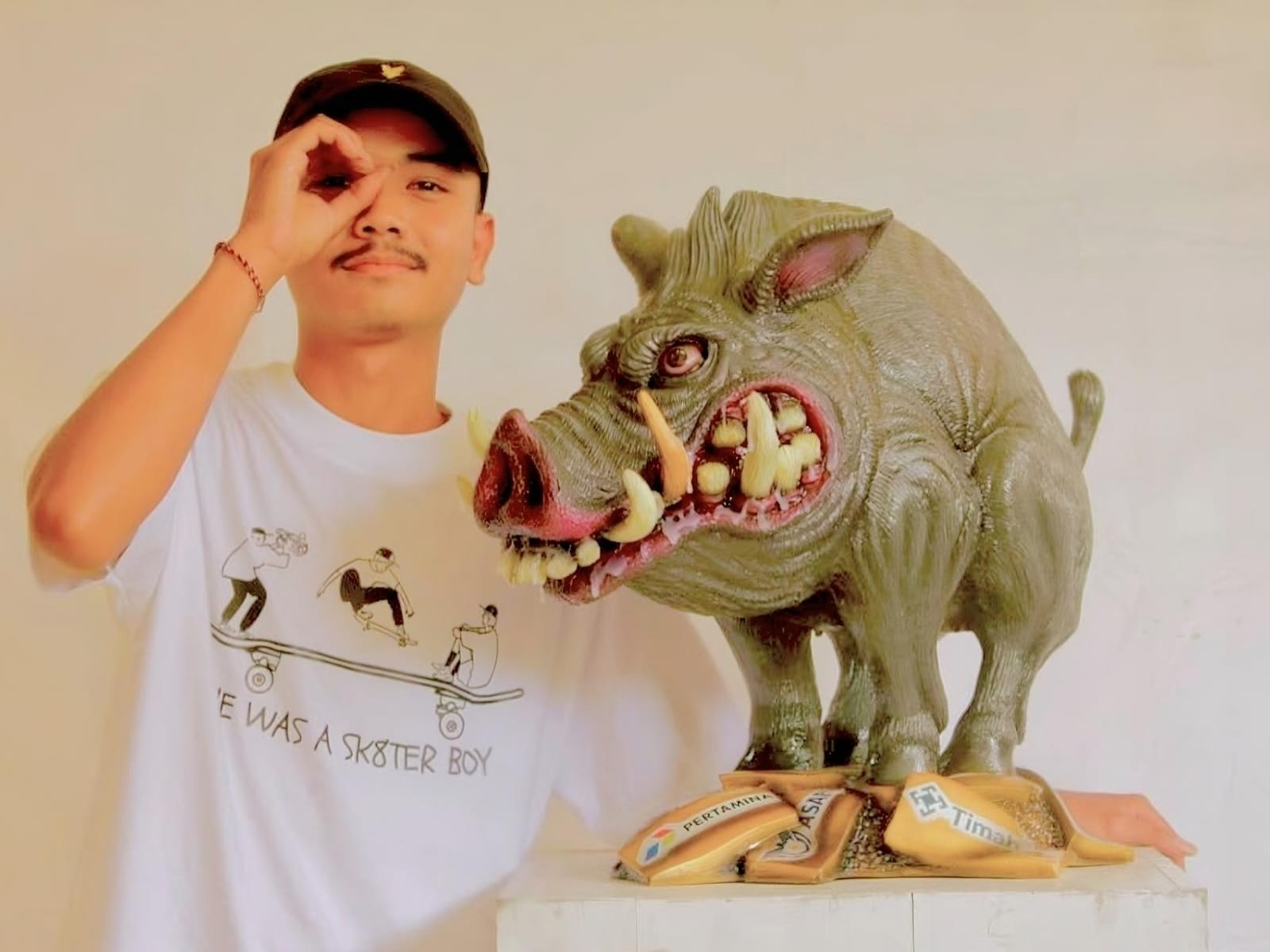 Patung "Teramat Celeng"karya Dimas Hari Agung dalam  Pameran Tugas Akhir SMSR Yogyakarta 2025 (Foto: Instagram @dimas_hariagung)