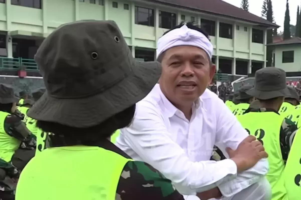 Gubernur Jawa Barat Dedi Mulyadi saat berbincang dengan siswi SMA yang menjalani pendidikan di barak militer. (Youtube Kang Dedi Mulyadi Channel)