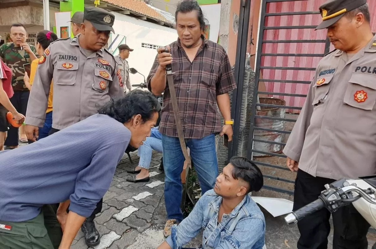 Ilustrasi polisi menginterograsi terduga preman. (Polri)