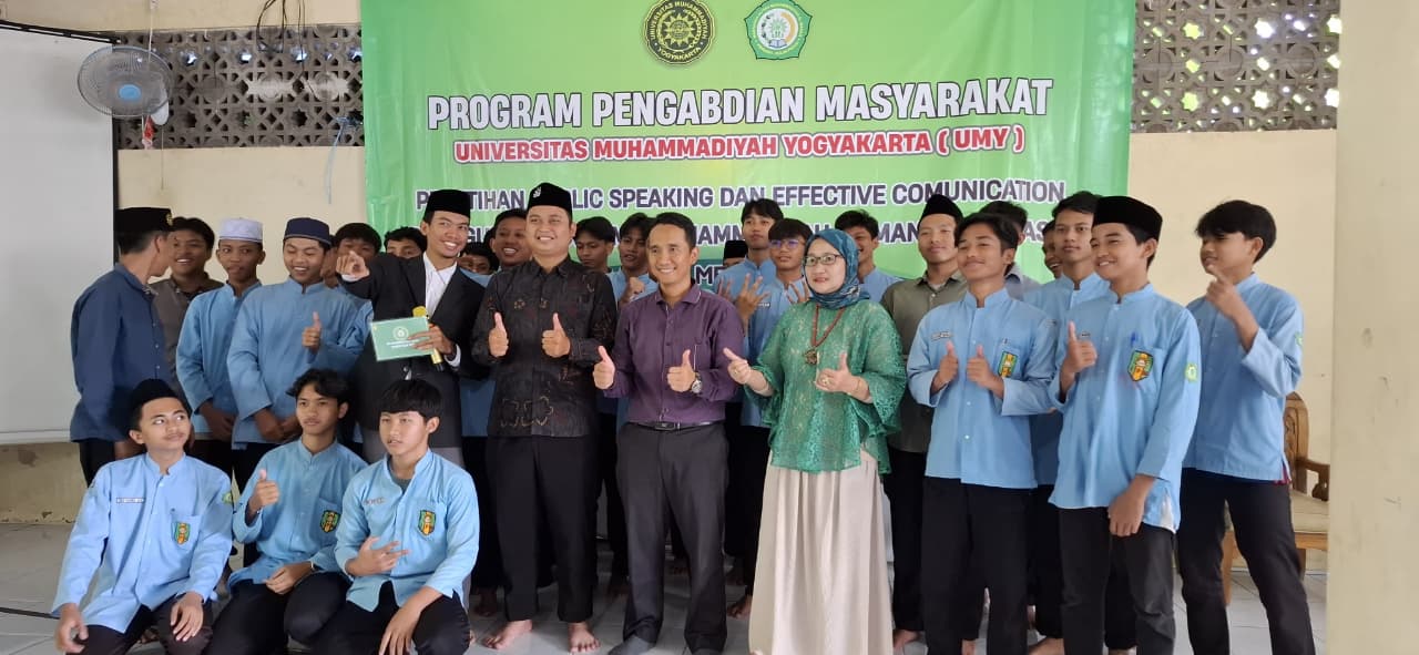 Pelatihan public speaking dan komunikasi efektif abdimasyarakat UMY di MA Almanar Pengasih, Kulon Progo.