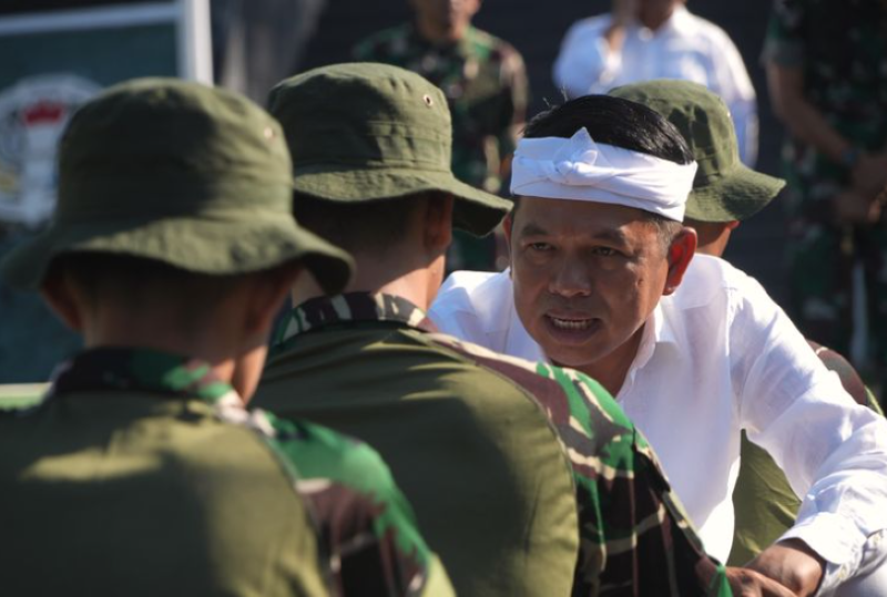 Gubernur Jawa Barat Dedi Mulyadi saat mengunjungi tempat pembinaan siswa bermasalah di barak militer di Resimen Artileri Medan 1 Sthira Yudha, Batalyon Artileri Medan 9, Purwakarta, Jawa Barat.