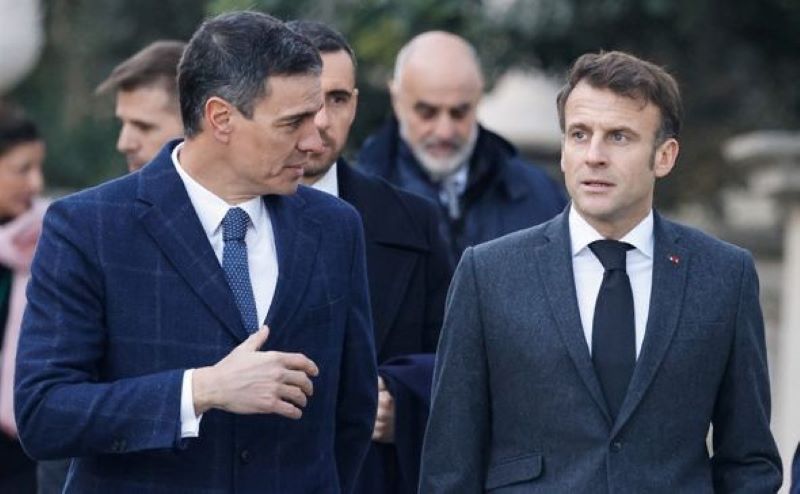 Presiden Prancis Emmanuel Macron (kanan).