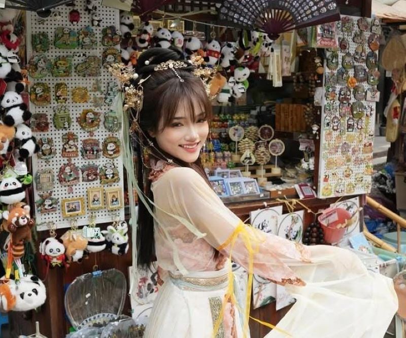 Fuji memakai Hanfu di Tiongkok.