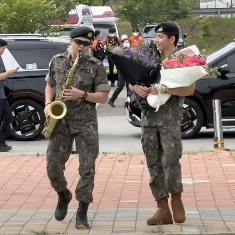 Dua anggota BTS, RM (Kim Namjoon) dan V (Kim Taehyung) resmi menyelesaikan masa wajib militer di Chuncheon, Korea Selatan.