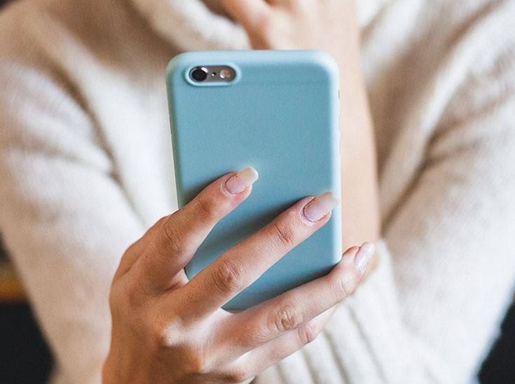 Ilustrasi menggunakan internet dari smartphone.