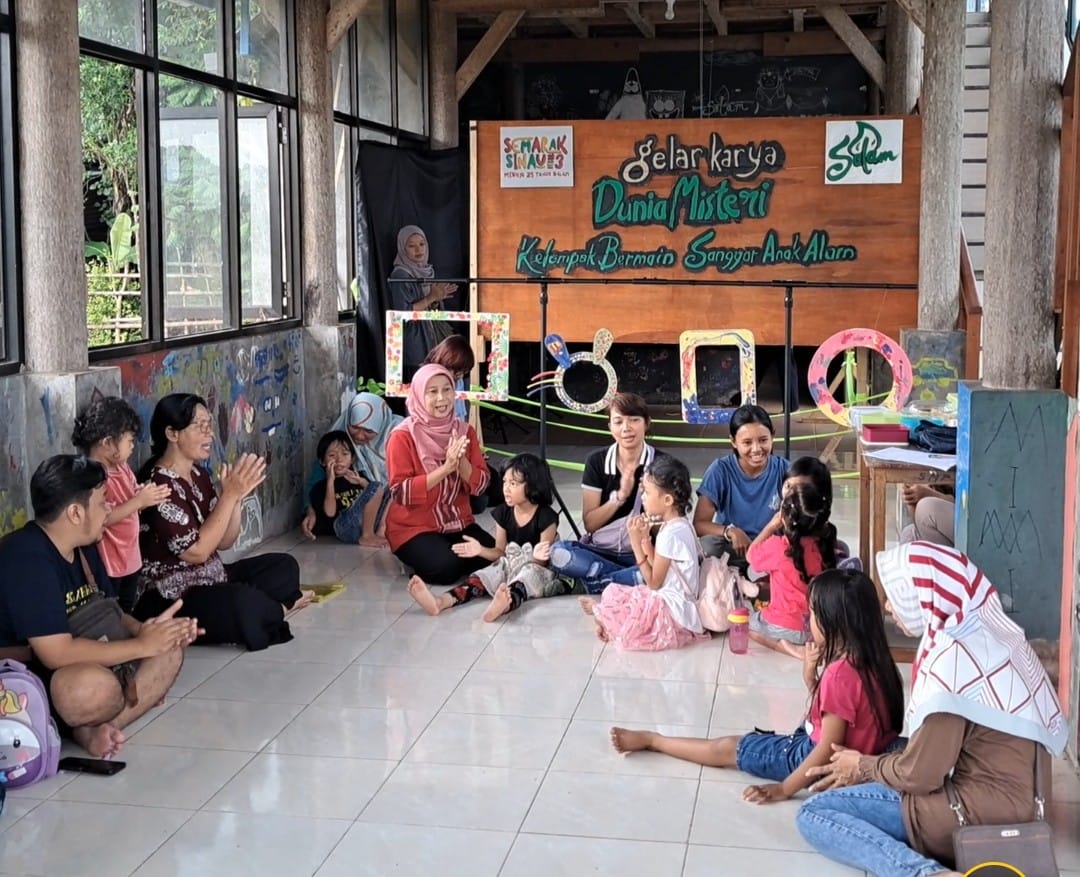 Suasana belajar di Sanggar Anak Alam Jogja.