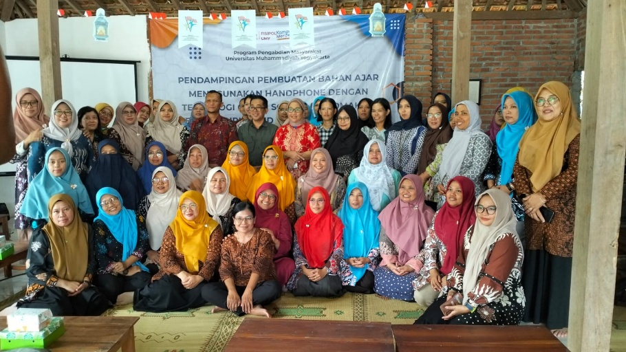Pelatihan pembuatan bahan ajar menggunakan handphone dengan teknologi green screen di Sekretariat/Padepokan Himpaudi DIY, Klegen, Turi, Sleman (17 Juni 2025).
