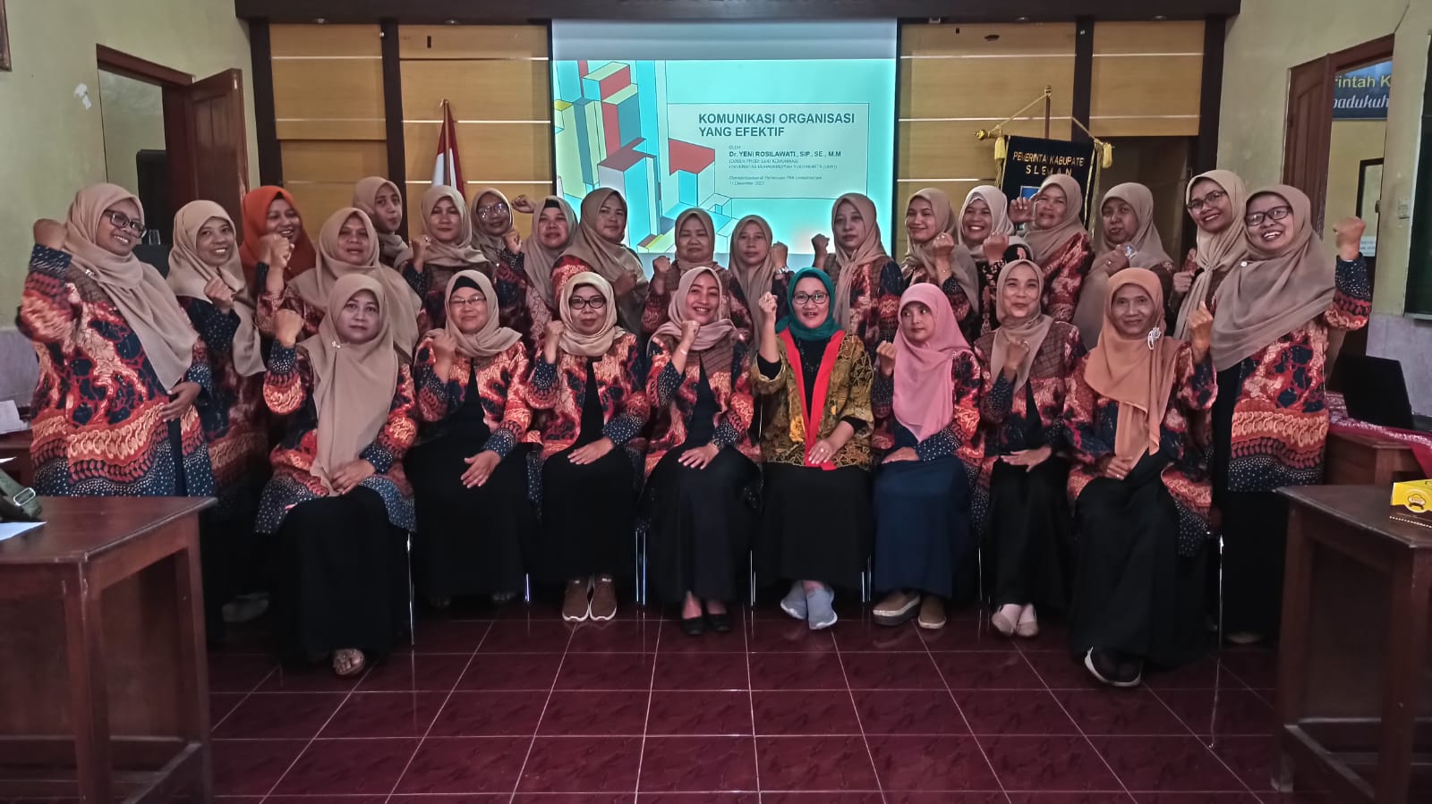 Para peserta dan pemateri kegiatan peningkatan kemampuan public speaking bagi pengurus dan anggota TP PKK Umbulmartani, Ngemplak, Sleman.