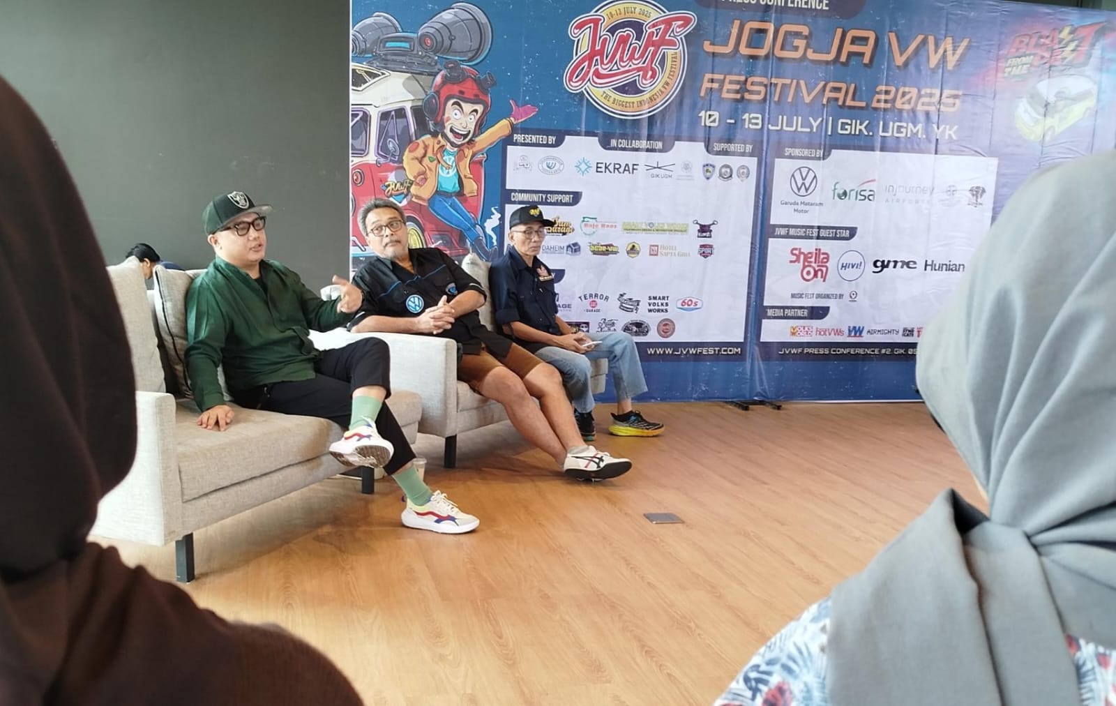 Nico (Project Manager JVWF Music Fest), Rahadyan Nugroho Adi (Ketua Volkswagen Club Yogyakarta (VCY), dan Sumartoyo (SC JVWF 2025) di GIK UGM (5/7/2025)