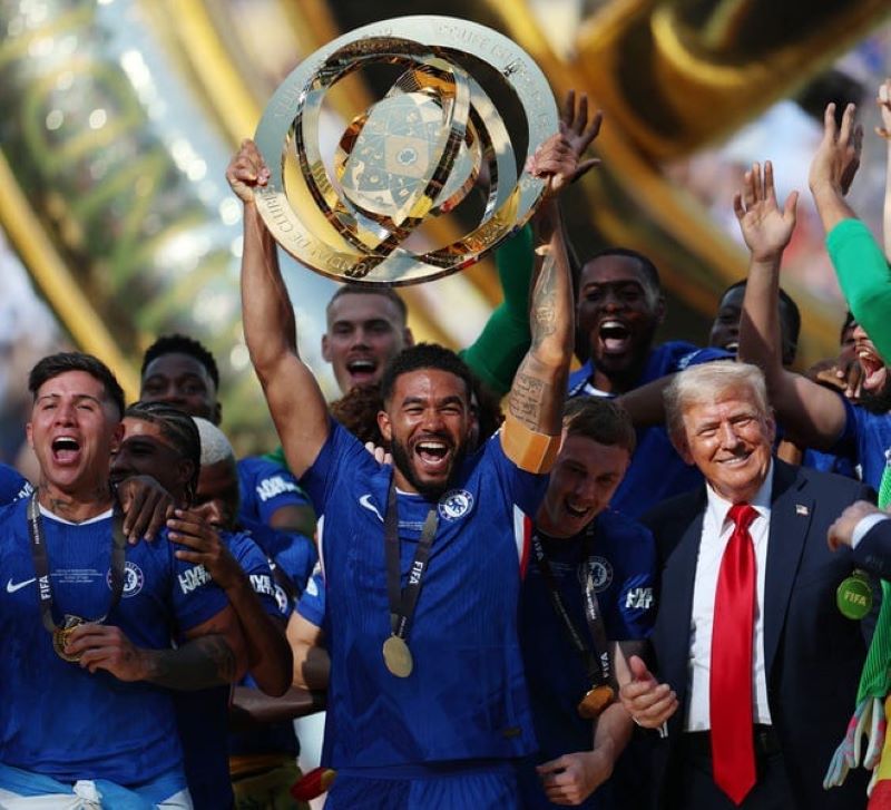 Caption : Presiden Amerika Serikat (Donald Trump) terlihat diantara para pemain Chelsea saat selebrasi Juara Piala Dunia Antar Klub.