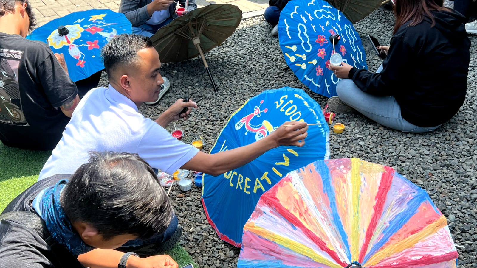 Para bikers mengikuti kegiatan praktik umbrella painting