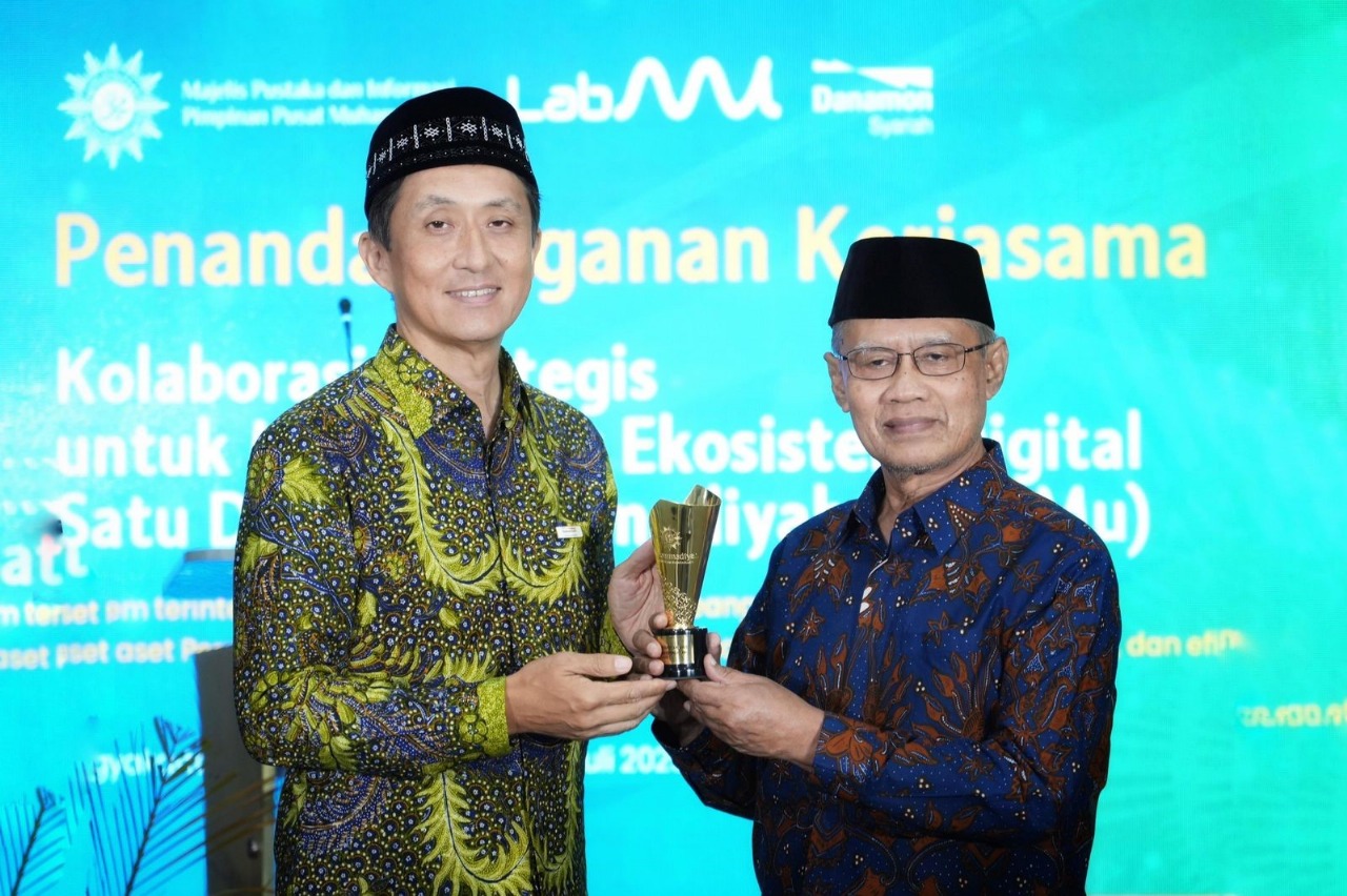 (kiri-kanan)  D. Ejima, Direktur Utama Danamon; Prof. Dr. H. Haedar Nashir, M.Si., Ketua Umum Pimpinan Pusat Muhammadiyah