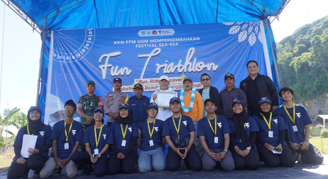 Mahasiswa KKN-PPM UGM Yogyakarta Terlibat dalam Kegiatan Fun Triathlon di Banggai Kepulauan, Sulawesi Tengah.