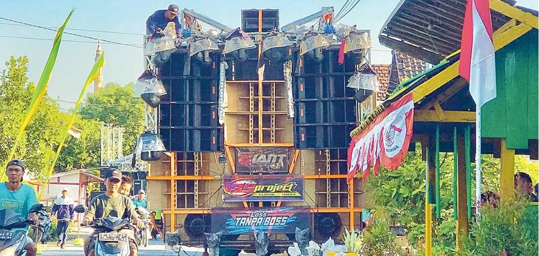 SEWANYA PULUHAN JUTA: Salah satu peserta karnaval di Desa Klotok, Tuban, pada perayaan Agustusan.