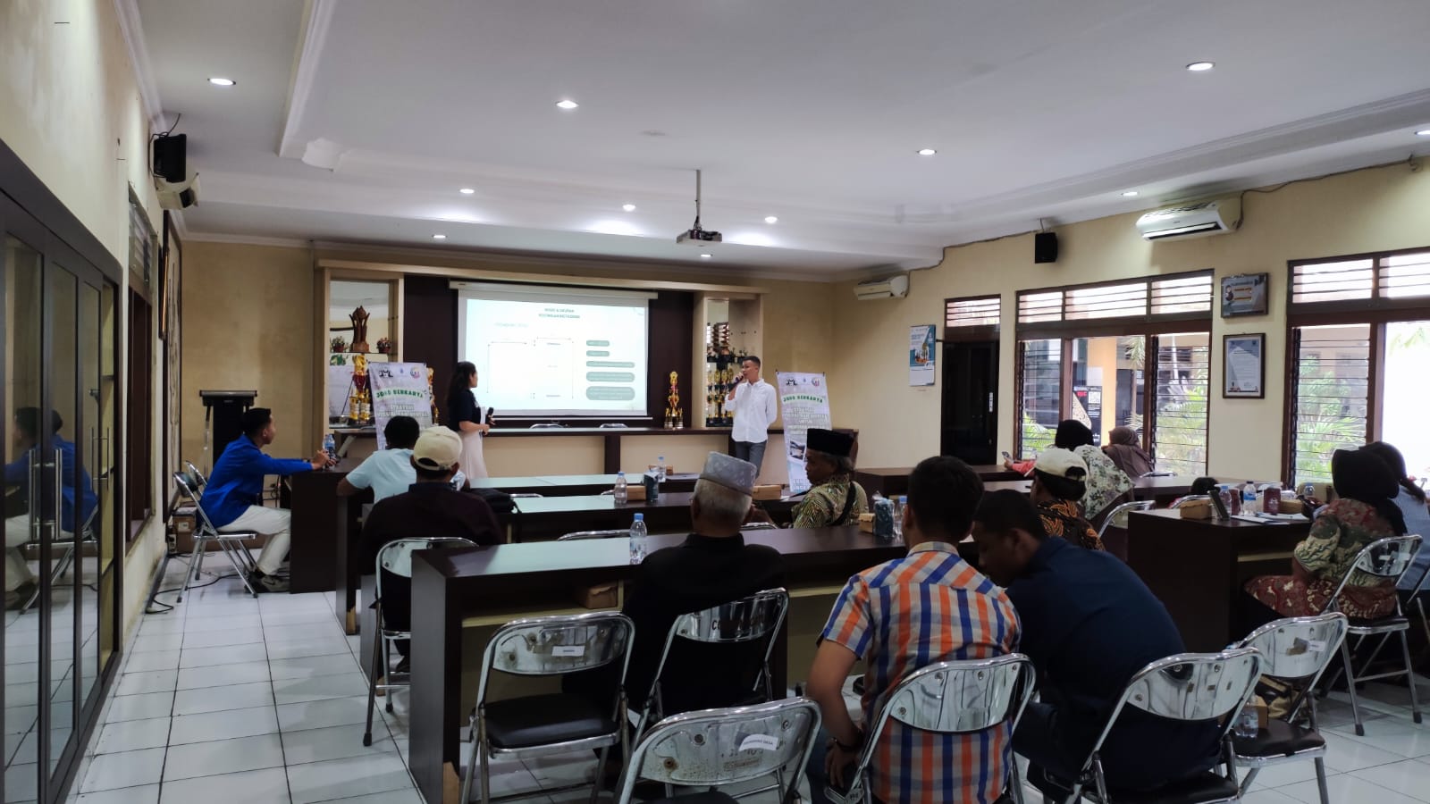 KKN UMBY Kelompok 135 Gelar Workshop Strategi Visual dan Digital untuk Kembangkan UMKM Konveksi