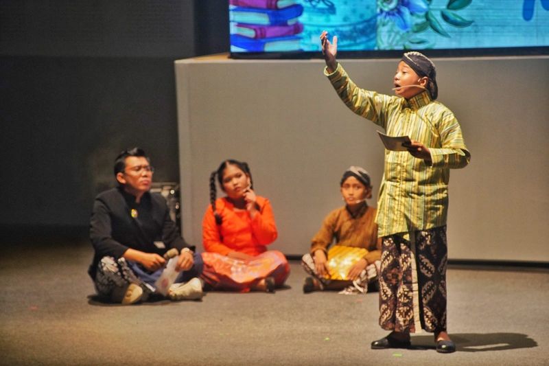 Pembukaan Festival Sastra Yogyakarta (FSY) 2025 pada Sabtu (2/8/2025) malam. Seorang peserta membacakan puisi.