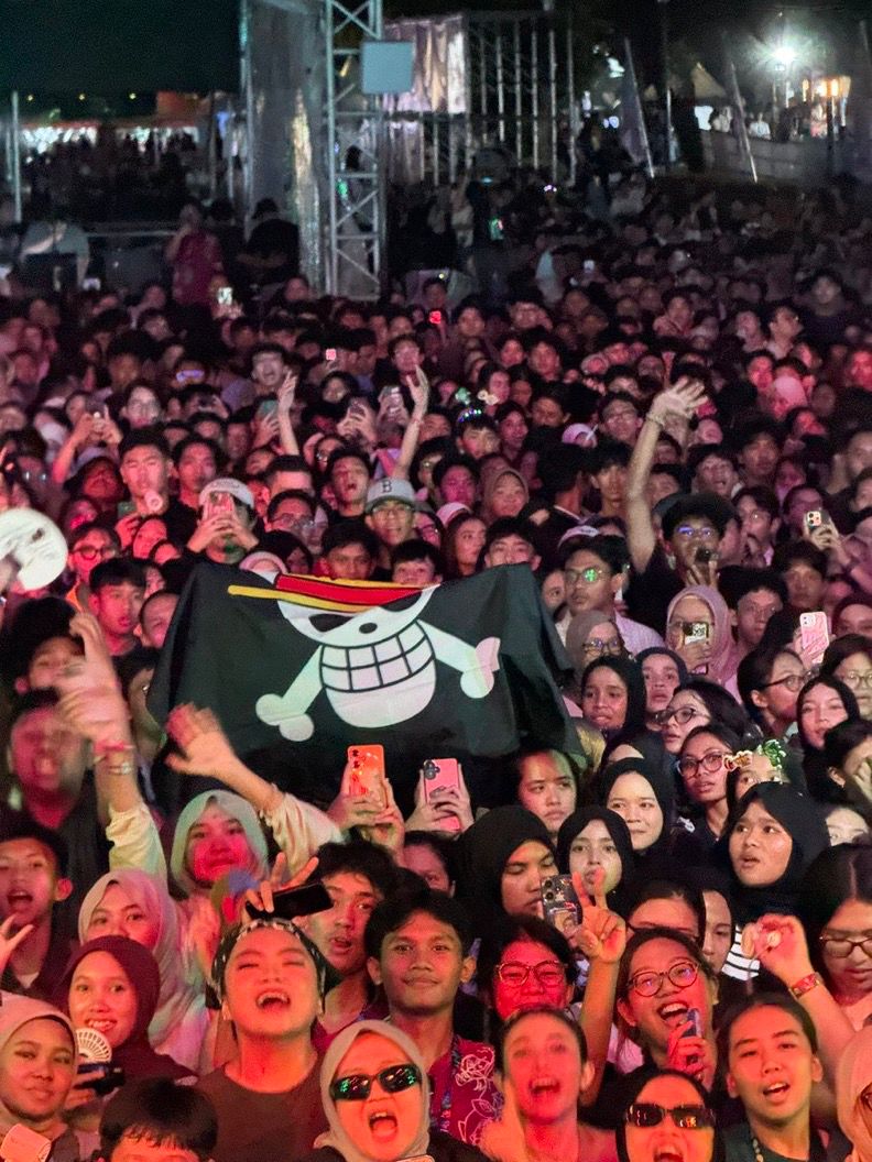 Kibaran Bendera One Piece di Tengah Konser Baskara (2/8/2025).
