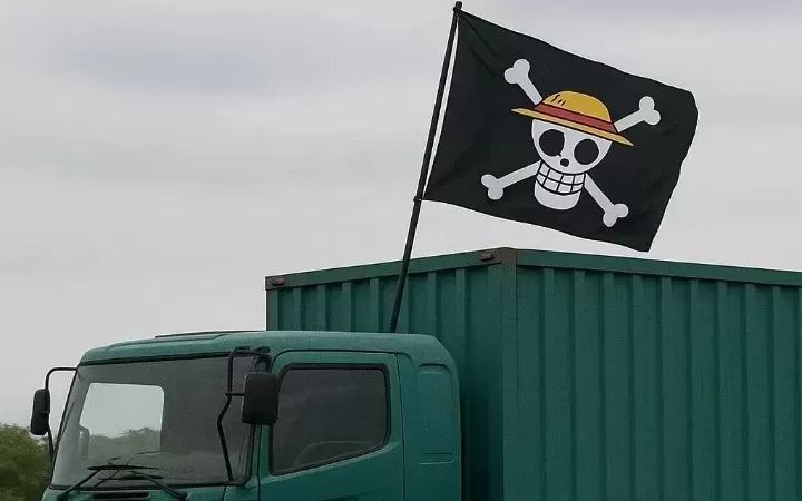 Ilustrasi Pengibaran Bendera One Piece di Sebuah Truk
