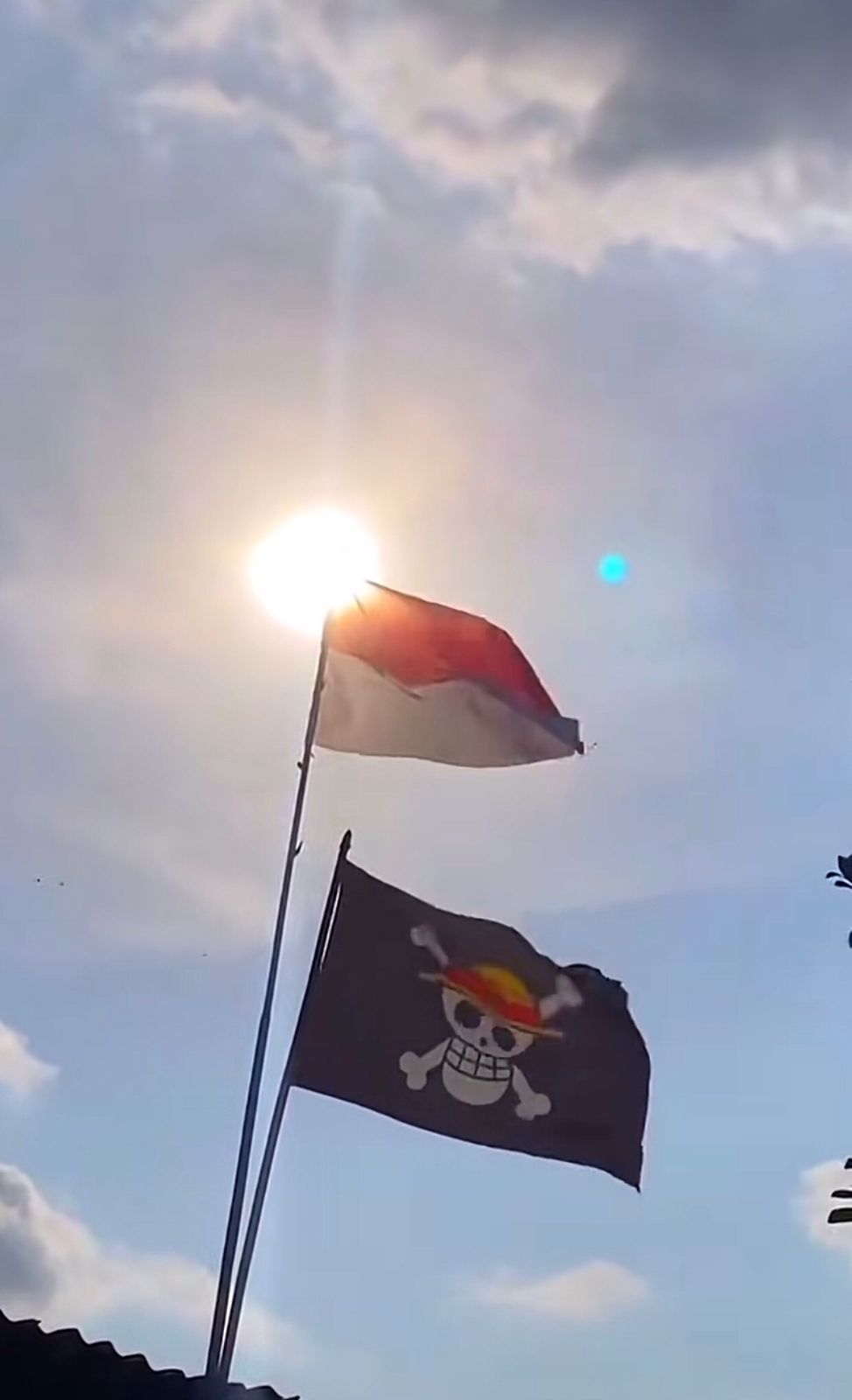 Pengibaran bendera one piece berdampingan dengan bendera merah putih.
