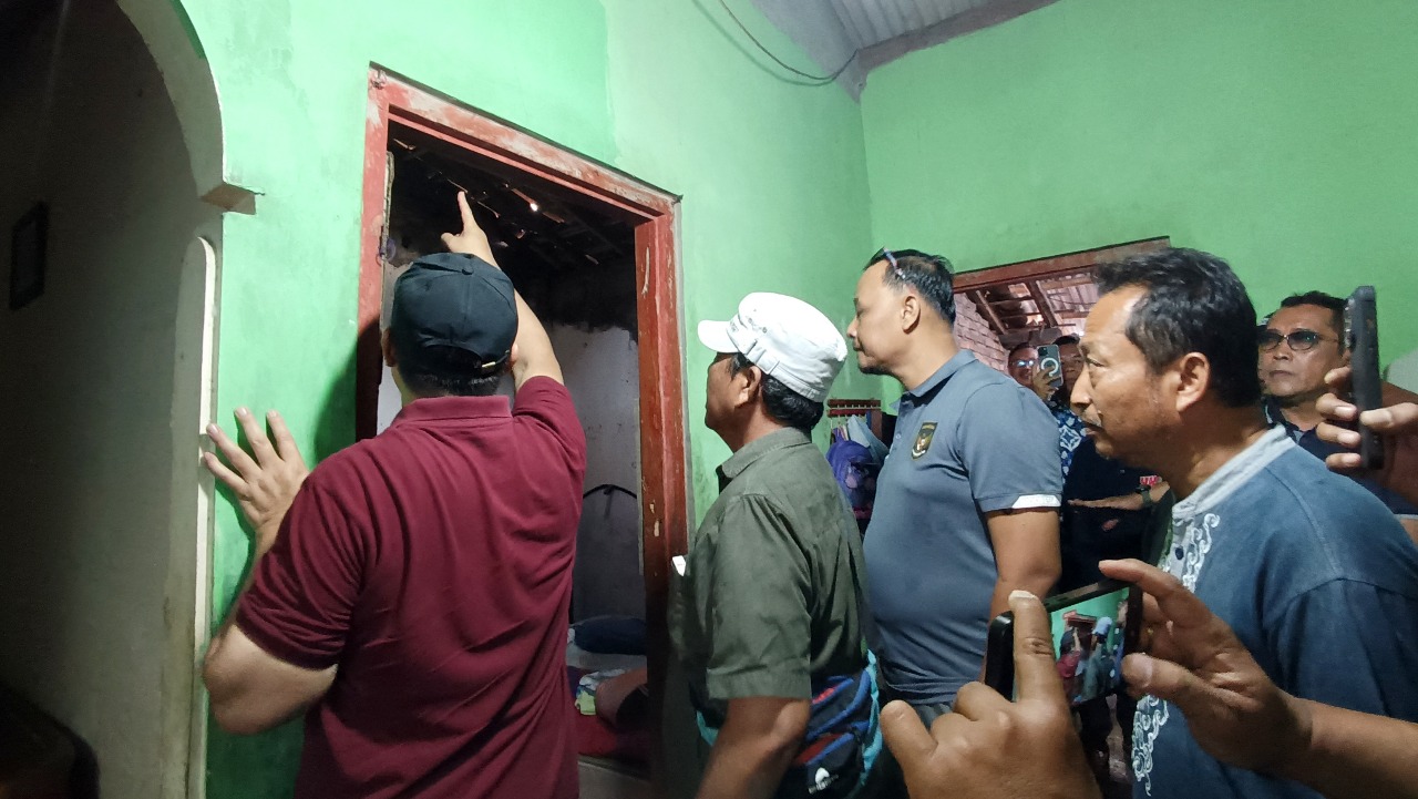 Wali Kota Yogyakarta Hasto Wardoyo meninjau program bedah rumah tidak layak huni di Kelurahan Umbulharjo.