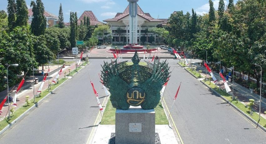 Gedung Rektorat UNY, pusat administrasi yang kini disorot karena keterlambatan penerbitan ijazah ribuan wisudawan.