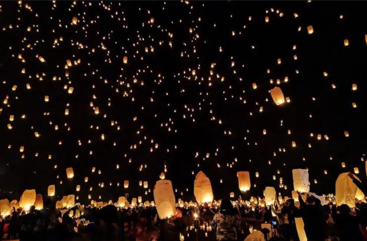 Suasana malam saat festival lampion di Pantai Parangtritis.