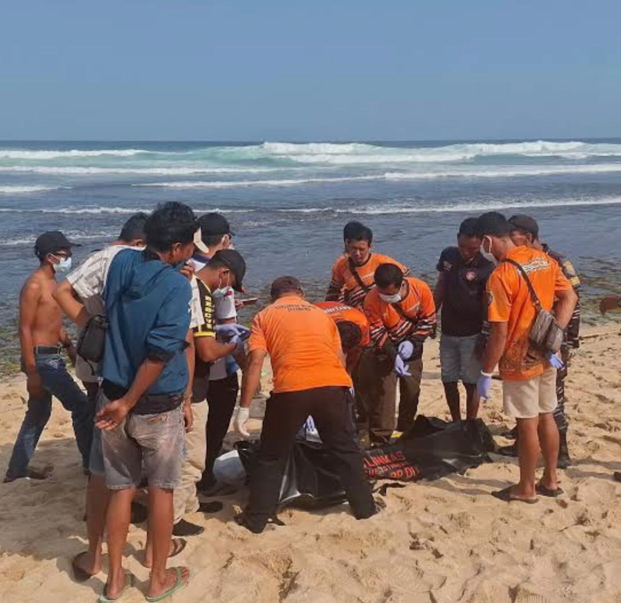 Proses Evakusi jasad di Pantai Krakal Gunungkidul.