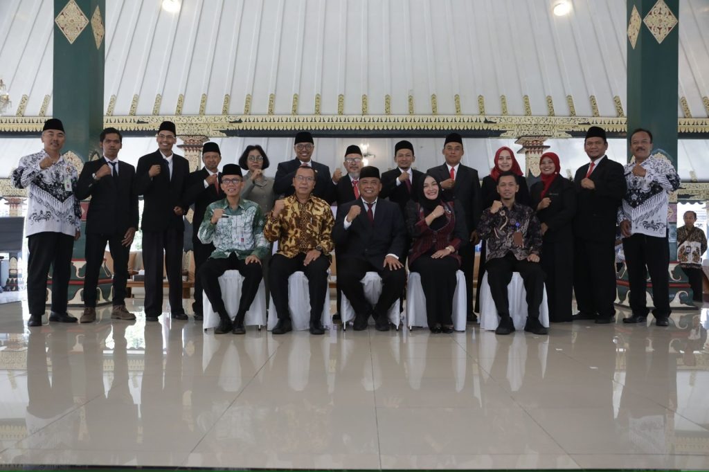 Bupati Sleman Harda Kiswaya mengukuhkan anggota Dewan Pendidikan Kabupaten Sleman masa jabatan 2025 &ndash; 2030, pada Kamis (7/8/2025).