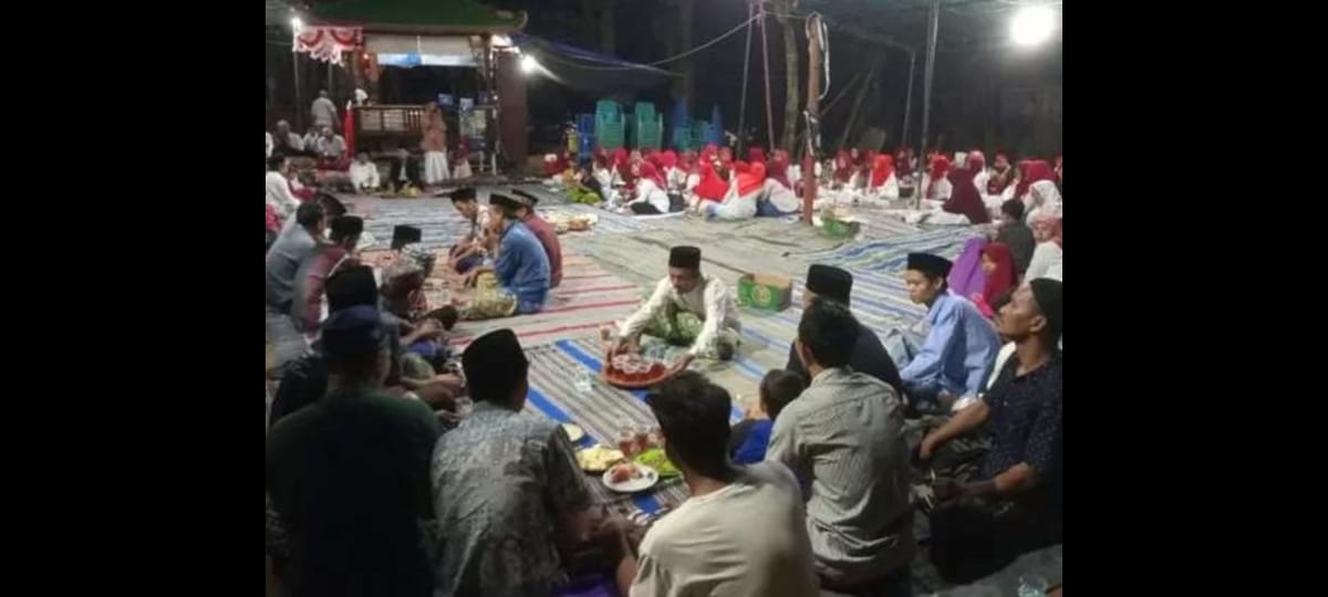 Suasana malam tirakatan di salah satu kampung.
