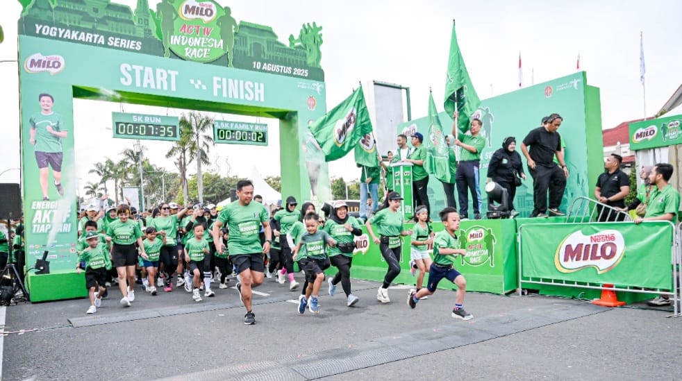 Ribuan pelari termasuk anak-anak saat mengikuti Road to Milo Activ Indonesia Race 2025 yang diselanggarakan di JEC pada Minggu (10/8/2025).