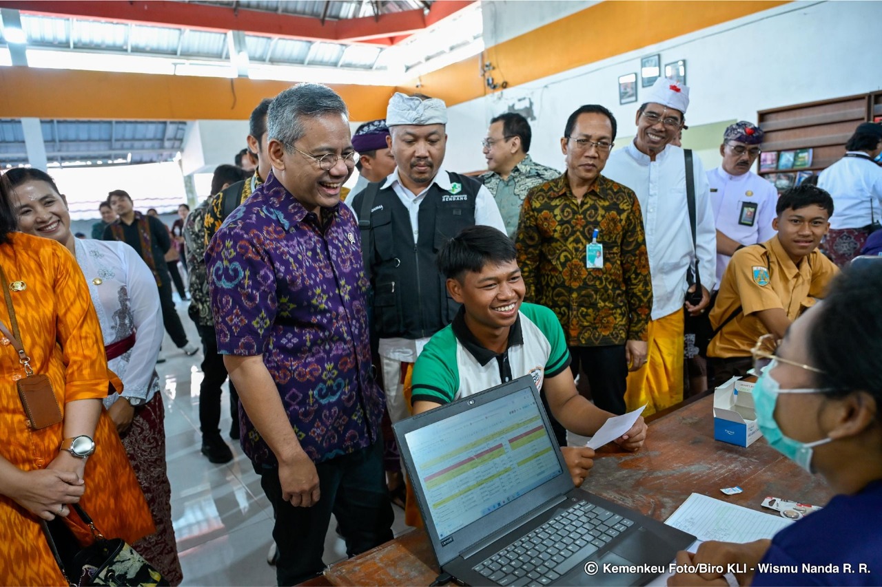 Wamenkeu Suahasil Nazara melakukan program pemeriksaan kesehatan gratis di SMA Utama Widyalaya Astika, (8/8/2025).