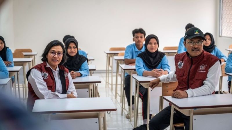 Menteri Keuangan Sri Mulyani didampingi Menteri Sosial Saifullah Yusuf saat meninjau Sekolah Rakyat.