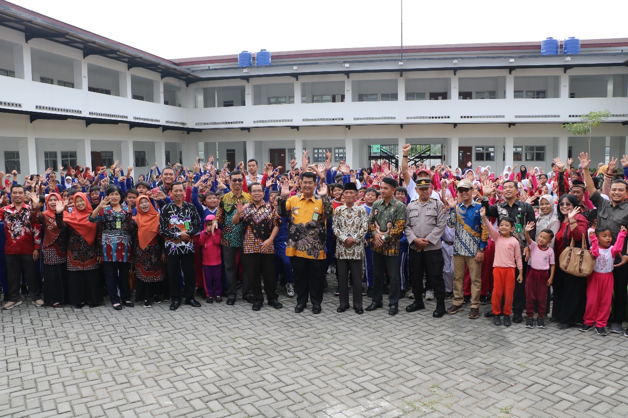 Bupati Kulon Progo bersama jajaran pejabat daerah, guru, dan siswa berfoto bersama di halaman gedung baru SD Negeri Percobaan 4 Wates usai acara peresmian.