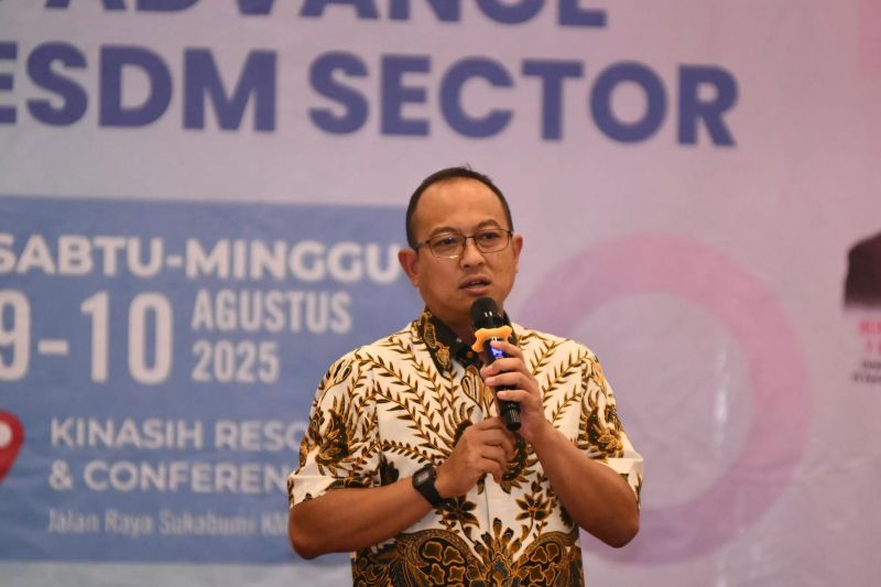 Corporate Secretary Pertamina Arya Dwi Paramita saat memaparkan materi.