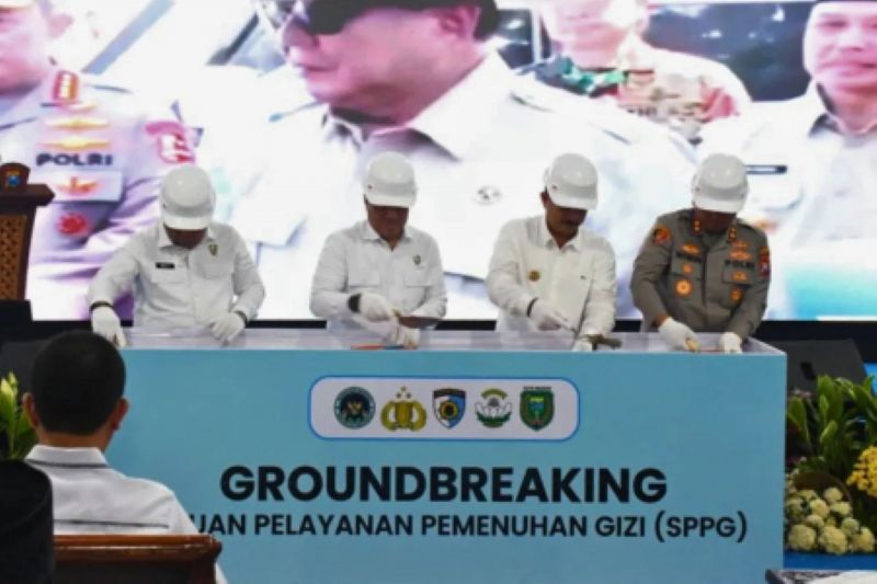 Irwasum Polri Komjen Pol. Dedi Prasetyo saat memimpin peletakan batu pertama SPPG.